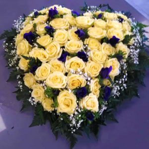addobbi funebri, cuscino a forma di cuore, rose gialle