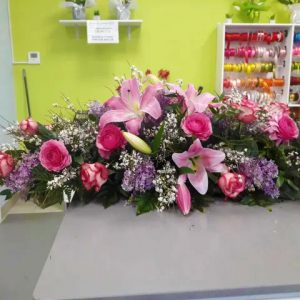 cuscino funebre, rose rosa e gigli