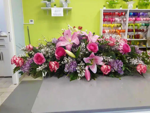 cuscino funebre, rose rosa e gigli