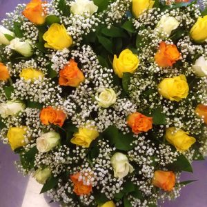addobbi funebri, cuscino a forma di cuore, rose gialle, bianche e arancioni