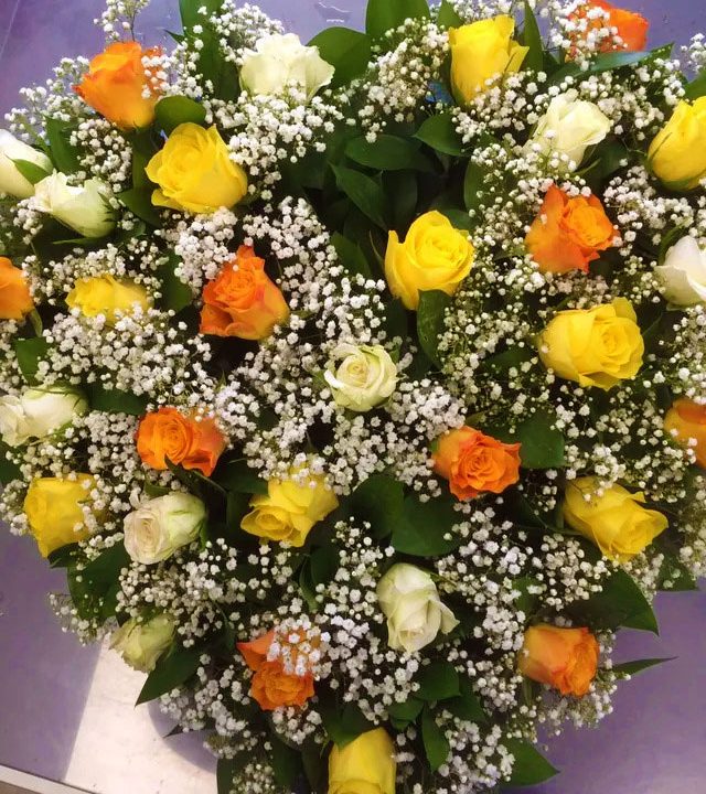 addobbi funebri, cuscino a forma di cuore, rose gialle, bianche e arancioni
